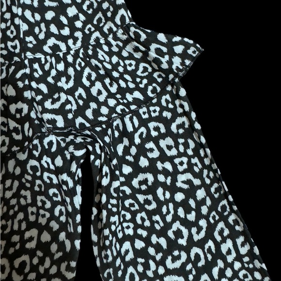 🖤H&M black and white ruffle long sleeve shirt, size 2 - Picture 3 of 3